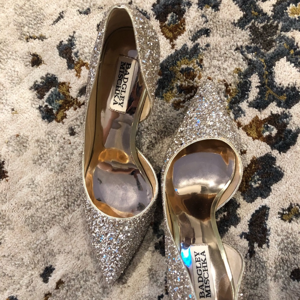 Badgley mischka daisy point toe pump